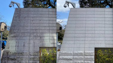 Öncesi ve sonrası, eski bir dış granit duvarı temizliyor.