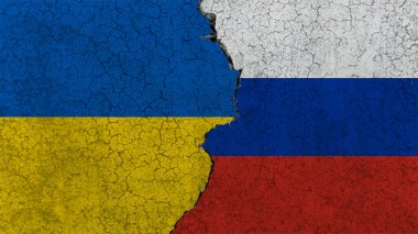 Ukrayna ve Rusya 'nın bayrakları çatlaklı bir duvarın arkasında