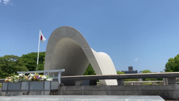 Zicht Het Hiroshima Victims Memorial Cenotaph Achtergrond Japanse Vlag Wapperend — Stockvideo
