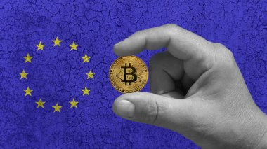 Bir elinde Bitcoin, btc, geleceğin kripto para birimi. Arka planda harap olmuş beton duvardaki Avrupa bayrağı