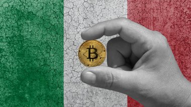 Bir elinde Bitcoin, btc, geleceğin kripto para birimi. Arka planda yıkılmış beton duvardaki İtalyan bayrağı.