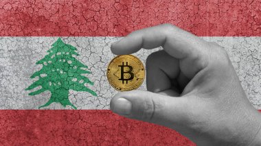 Bir elinde Bitcoin, btc, geleceğin kripto para birimi. Arka planda harap olmuş beton bir duvarda Lübnan bayrağı var.