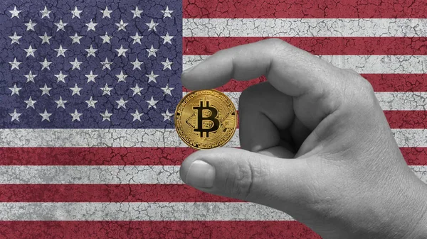Bir elinde Bitcoin, btc, geleceğin kripto para birimi. Arka planda harap olmuş beton duvardaki Amerikan bayrağı.