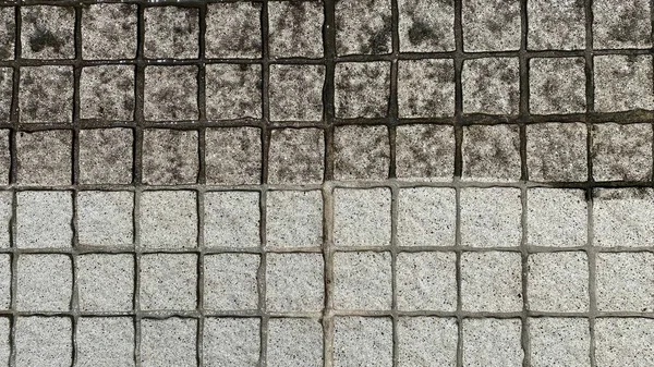 前と後に 灰色の花崗岩のレンガで屋外の床を洗う — ストック写真