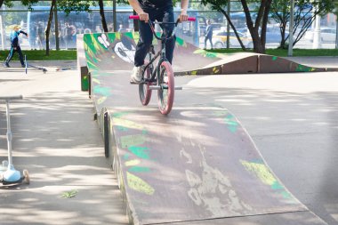 Özel bir slaytta bisiklet süren bir çocuk. Rusya Moskova Parkı Novoslabodsky, 8 Haziran 2021