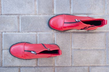 Yeni kırmızı kadın ayakkabıları fayanslarda. en üstteki görünüm