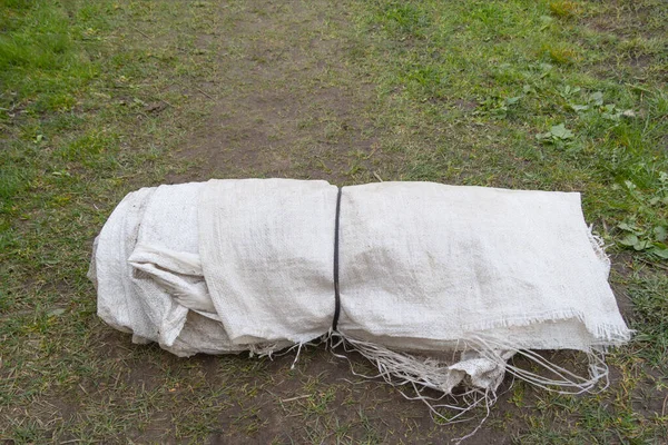 Κενές τυλιγμένες λευκές πλαστικές σακούλες τυλιγμένες και δεμένες με σχοινί — Φωτογραφία Αρχείου