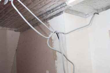 Tavandan sarkan bağlanmamış elektrik kabloları