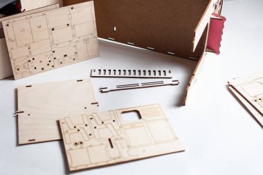 Beyaz arka planda bir bebek evi yapmak için küçük hazır ahşap kurusıkı.