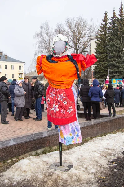 A despedida do inverno, uma grande boneca de palha. Rússia Região de Bryansk 1 de março de 2020 — Fotografia de Stock