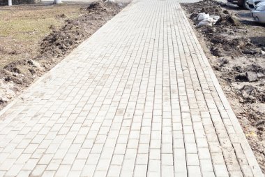 Döşeme yolu kiremitlerle kaplı. çöp ve kir etrafında