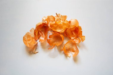 Gri arkaplanda soğan kabukları var..