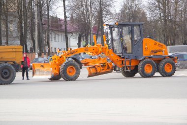 Rusya 'da, Bryansk bölgesinde, 1 mat 2020' de büyük bir araba yolda duruyor.