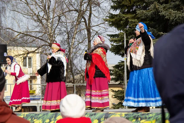 Plusieurs femmes en costumes folkloriques nationaux russes chantent sur scène dans la rue. Russie, région de Bryansk, 1 tapis 2020 — Photo