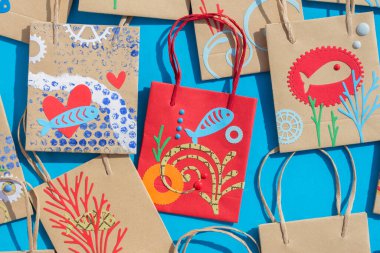 Yaz temalı balık kolajıyla süslenmiş çantalar. Kağıt işçiliği. 