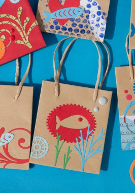 Yaz temalı balık kolajıyla süslenmiş çantalar. Kağıt işçiliği. 