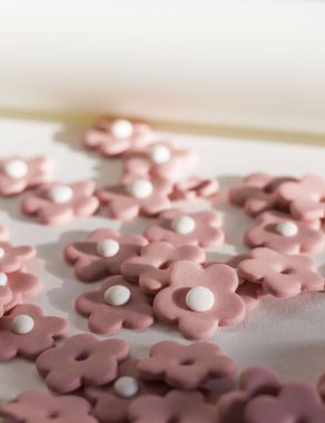 Pastaları süslemek için çiçek yapıştırın. Sevimli papatyalar