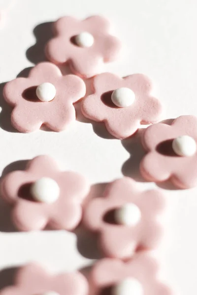 Sugar Paste Flowers Decorate Cakes Fondant Daisies — стоковое фото