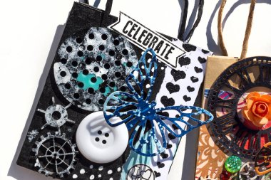 Çanta, dekolte kelebeklerle süslenmiş. Bahar temalı el sanatları. Anneler günü hediyesi..