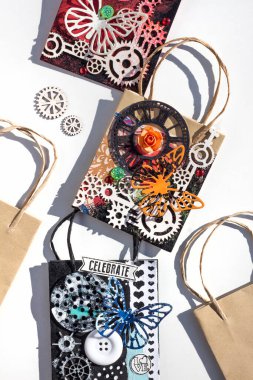 Çanta, dekolte kelebeklerle süslenmiş. Bahar temalı el sanatları. Anneler günü hediyesi..