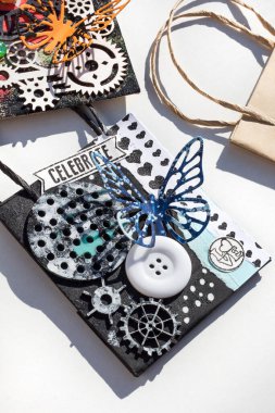 Çanta, dekolte kelebeklerle süslenmiş. Bahar temalı el sanatları. Anneler günü hediyesi..