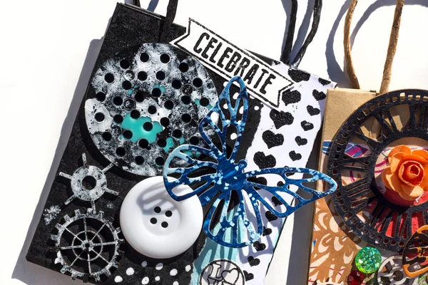 Çanta, dekolte kelebeklerle süslenmiş. Bahar temalı el sanatları. Anneler günü hediyesi..