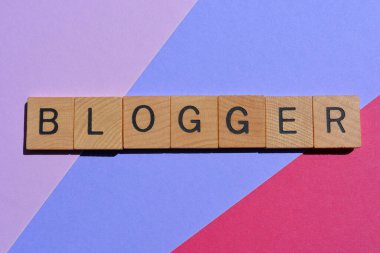 Blogcu, kelime ahşap alfabe harfleriyle renkli arkaplanda izole edilmiş