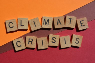 İklim krizi, arka planda izole edilmiş tahta alfabe harflerindeki kelimeler