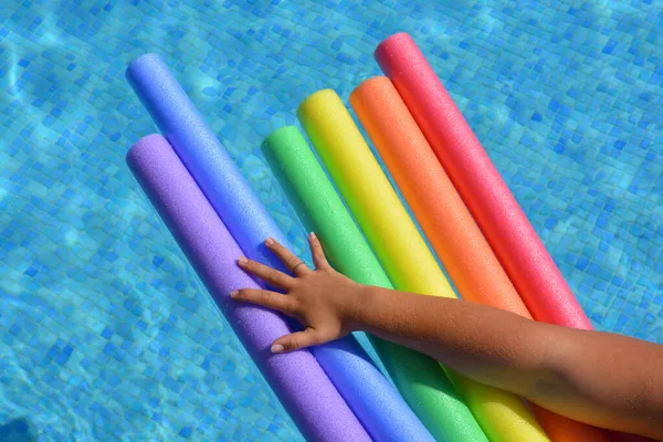 Braço Mulher Descansando Sobre Macarrão Piscina — Fotografia de Stock