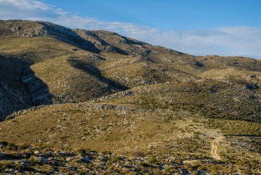 Engebeli dağlık arazi üzerindeki uzak pist, Benimaurell, Alicante Eyaleti, İspanya