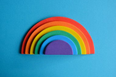 3D kağıttan gökkuşağı, kopyalama alanı ile mavi arkaplan üzerinde izole