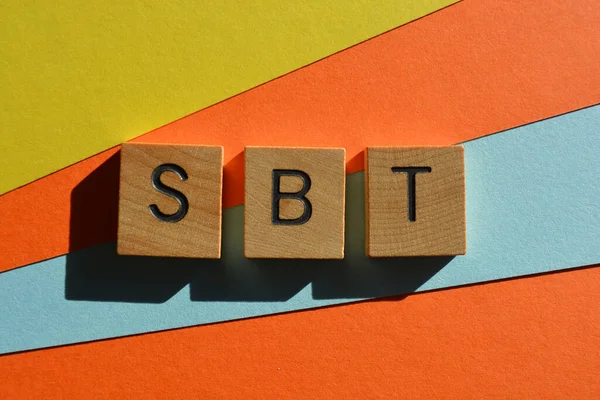 SBT, Bilim temelli hedeflerin kısaltması. Çok renkli arkaplanda izole edilmiş tahta alfabe harfleri.