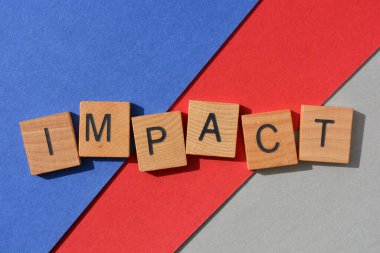 Çarpışma, tahta alfabe harflerindeki kelime çok renkli arkaplanda izole edilmiş.