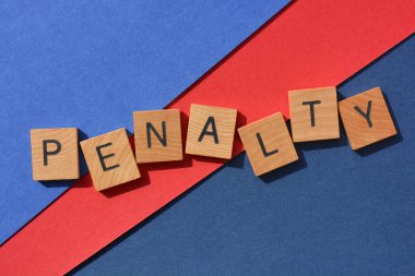 Ceza, arka planda izole edilmiş tahta alfabe harfleriyle kelime.