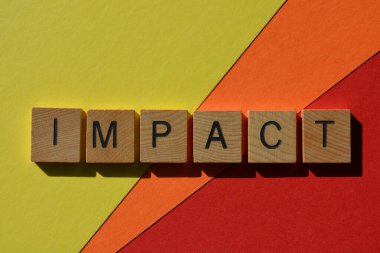 Çarpma, tahta alfabe harfleriyle kelime kırmızı, turuncu, sarı arkaplanda izole edilmiş.