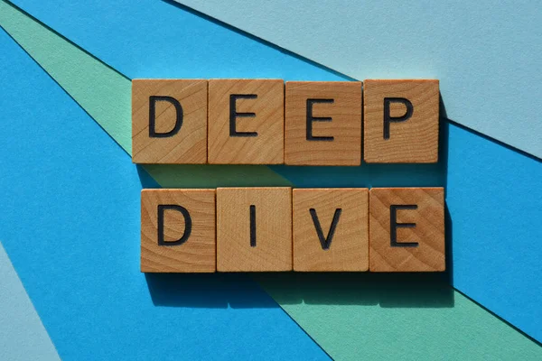 Deep Dive Słowa Drewnianych Liter Alfabetu Izolowane Niebieskim Tle — Zdjęcie stockowe