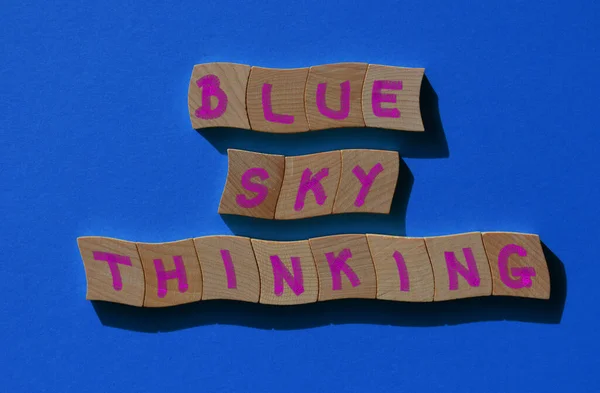 Blue Sky Thinking Phrase Lettres Alphabet Bois Sur Fond Bleu — Photo