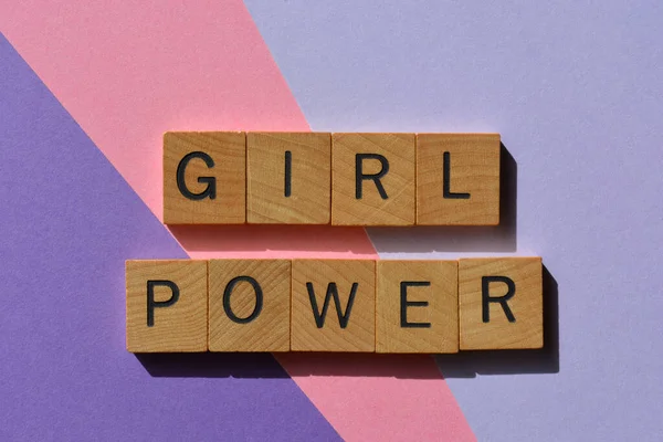 女の子の力 ピンクと紫の背景に隔離された木製のアルファベットの言葉 — ストック写真