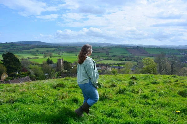 Vrouw Wandelen Heuvel Met Uitzicht Prachtige Somerset Platteland Het Voorjaar — Stockfoto