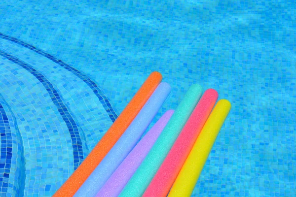 Fideos Natación Color Arco Iris Flotando Agua Piscina — Foto de Stock