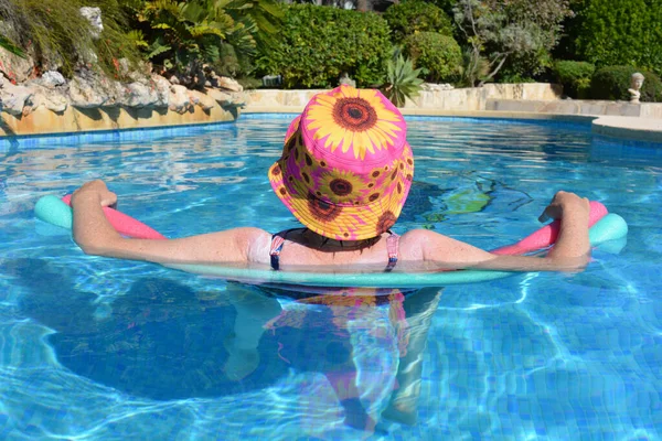 Mulher Trás Flutuando Piscina Usando Chapéu Sol Com Protetor Solar — Fotografia de Stock