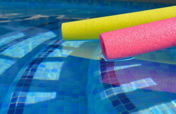 Κολυμπήστε Noodles Μπλε Πλακάκια Πισίνα Επιλεκτική Εστίαση Ροζ Αφρό Πολυαιθυλενίου — Φωτογραφία Αρχείου