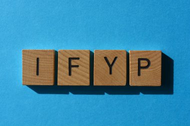 IFYP, Acını Hissediyorum kısaltması, mavi arka planda izole edilmiş ahşap alfabe harfleriyle.