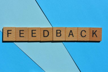 Geribildirim, mavi arkaplanda izole edilmiş tahta alfabe harfleriyle kelime