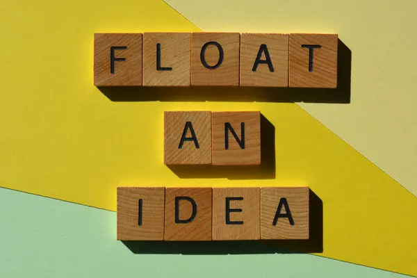 Float Pomysł Słowa Drewnianych Liter Alfabetu Izolowane Żółtym Zielonym Tle — Zdjęcie stockowe