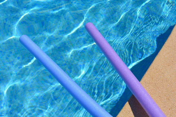 Vibras Verano Fideos Natación Púrpura Azul Flotando Lado Piscina —  Fotos de Stock