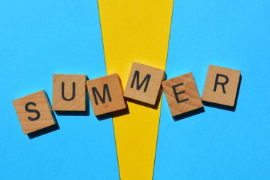 Summer, kelime ahşap alfabe harfleriyle, sarı ve mavi arkaplanda izole edilmiş.