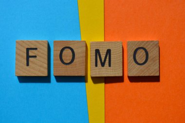 FOMO arka planda ahşap alfabe harflerini izole etti, kaçırılma korkusu için kısaltma
