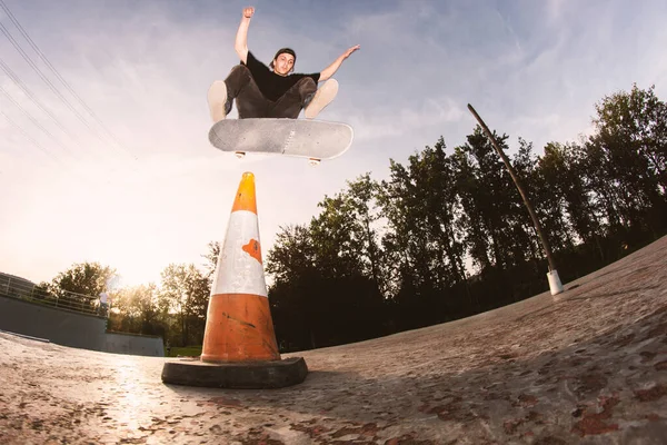 Skater Junge Beim Flip Trick Über Kegel Skatepark — Stockfoto