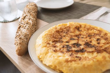 Tohum ekmekli İspanyol tortillası.